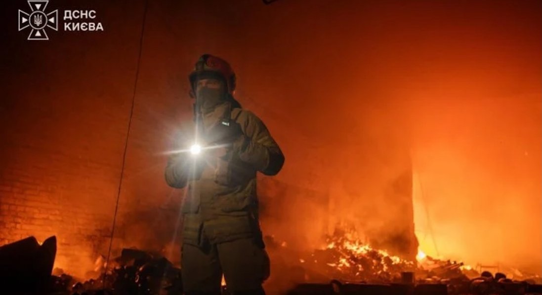 У Києві вранці дрон влучив у будівлю школи