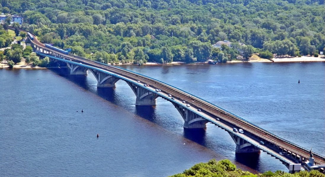 У Києві після атаки рф перекрили і обмежили рух на мостах