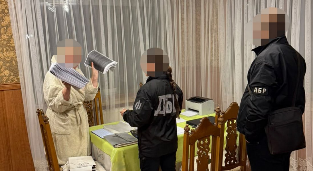 Бізнесмен з Рівненщини організував масштабну контрабанду бурштину