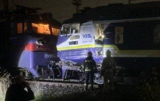 Біля Львова зіткнулися поїзд та електровоз, є травмовані