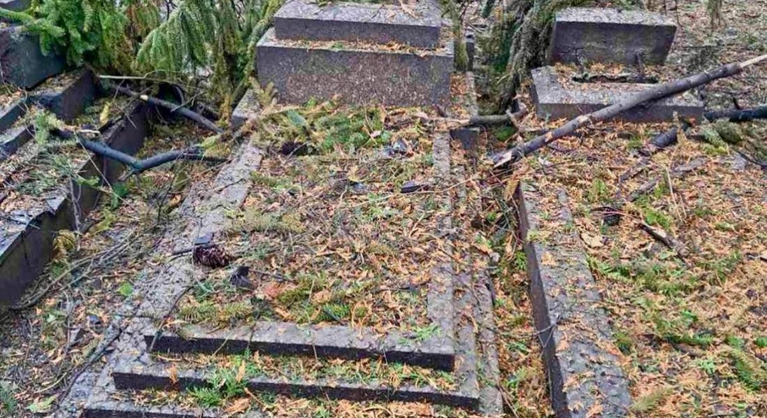 У Рівному російський дрон вдарив по кладовищу, де поховані Герої