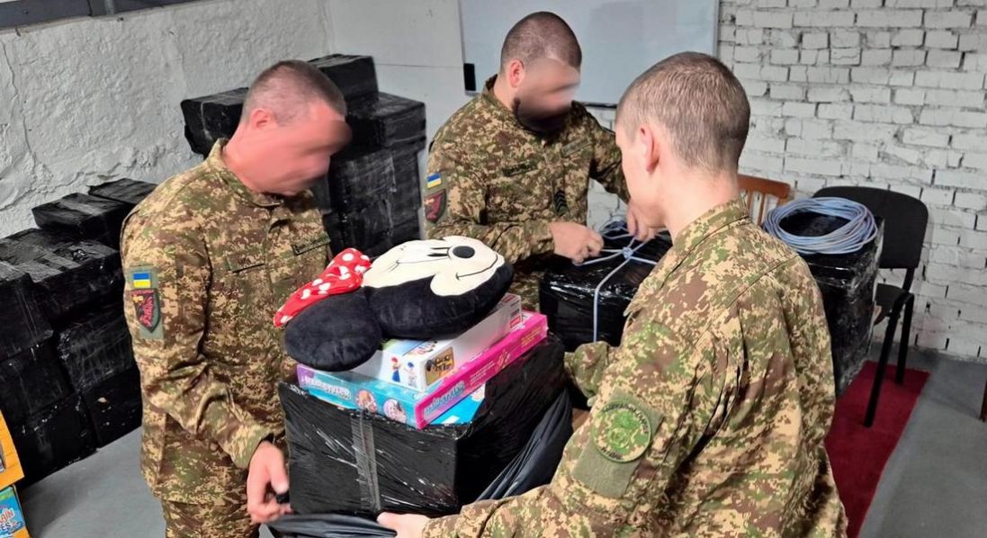 Гвардійці за допомогою дронів доставили до Олешок дитяче харчування й іграшки