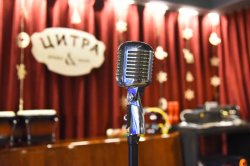 А хтось може уявити себе в ролі співака