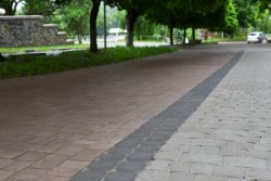 Біля будинку №8 на проспекті Волі