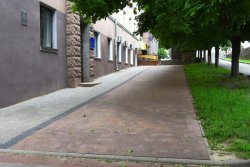 Біля будинку №8 на проспекті Волі