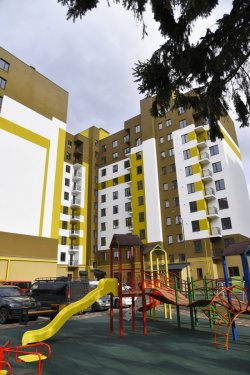 Дитячий майданчик на Чорновола, 40