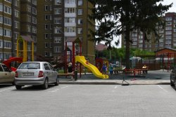 Дитячий майданчик на Чорновола, 40