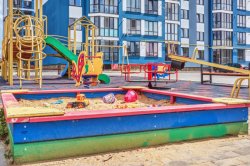 Дитячий майданчик біля першого будинку ЖК «Волошковий дім»