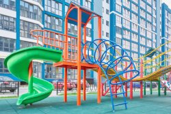 Дитячий майданчик біля другого будинку ЖК «Волошковий дім»