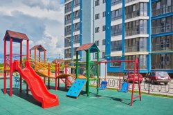 Дитячий майданчик біля другого будинку ЖК «Волошковий дім»