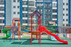 Дитячий майданчик біля другого будинку ЖК «Волошковий дім»