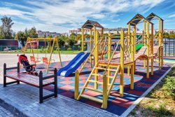 Дитячий майданчик біля першого будинку ЖК «Волошковий дім»