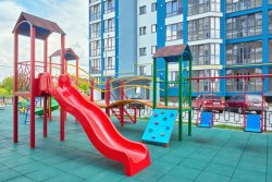 Дитячий майданчик біля другого будинку ЖК «Волошковий дім»