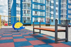 Дитячий майданчик біля першого будинку ЖК «Волошковий дім»