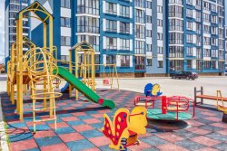 Дитячий майданчик біля другого будинку ЖК «Волошковий дім»