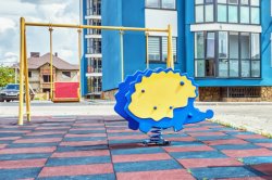 Дитячий майданчик біля першого будинку ЖК «Волошковий дім»