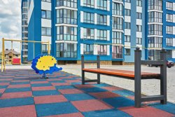 Дитячий майданчик біля другого будинку ЖК «Волошковий дім»