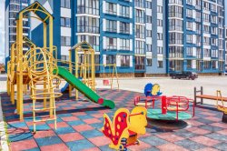 Дитячий майданчик біля першого будинку ЖК «Волошковий дім»