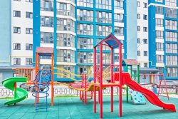 Дитячий майданчик біля другого будинку ЖК «Волошковий дім»