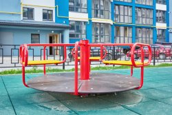 Дитячий майданчик біля другого будинку ЖК «Волошковий дім»